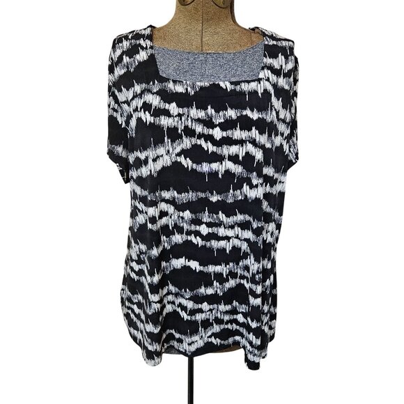 Liz Claiborne Woman 2X Black White Abstract Print Top 2X Short Sleeve Stretch - Picture 1 of 8